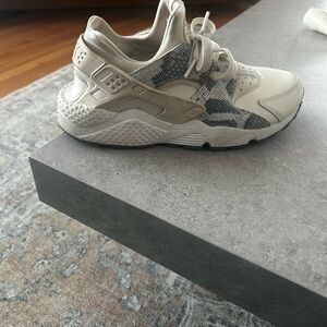 W Air Huarache Run Premium 'Phantom' size 9.5